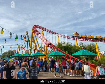 Orlando, FL/USA-11/27/19: Slinky Dog Dash Achterbahnfahrt im Hollywood Studios Park in Walt Disney World in Orlando, FL. Stockfoto