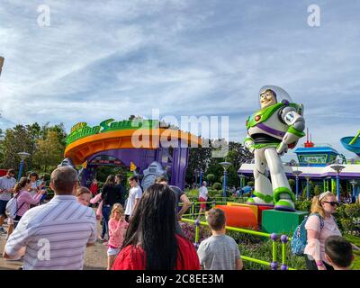 Orlando, FL/USA-11/27/19: Buzz Lightyear vor der Alien Swirls Fahrt im Hollywood Studios Park in Walt Disney World in Orlando, FL. Stockfoto