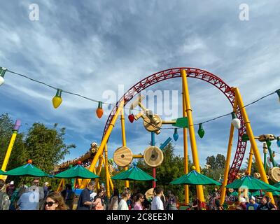 Orlando, FL/USA-11/27/19: Slinky Dog Dash Achterbahnfahrt im Hollywood Studios Park in Walt Disney World in Orlando, FL. Stockfoto