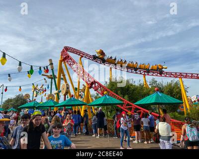 Orlando, FL/USA-11/27/19: Slinky Dog Dash Achterbahnfahrt im Hollywood Studios Park in Walt Disney World in Orlando, FL. Stockfoto