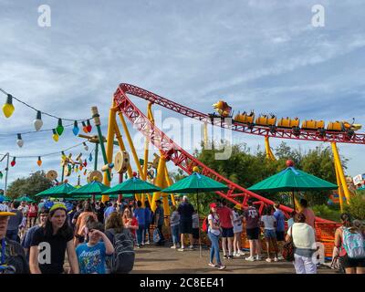 Orlando, FL/USA-11/27/19: Slinky Dog Dash Achterbahnfahrt im Hollywood Studios Park in Walt Disney World in Orlando, FL. Stockfoto