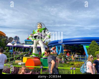 Orlando, FL/USA-11/27/19: Buzz Lightyear vor der Alien Swirls Fahrt im Hollywood Studios Park in Walt Disney World in Orlando, FL. Stockfoto