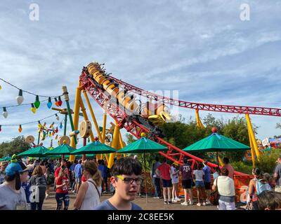 Orlando, FL/USA-11/27/19: Slinky Dog Dash Achterbahnfahrt im Hollywood Studios Park in Walt Disney World in Orlando, FL. Stockfoto