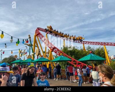 Orlando, FL/USA-11/27/19: Slinky Dog Dash Achterbahnfahrt im Hollywood Studios Park in Walt Disney World in Orlando, FL. Stockfoto