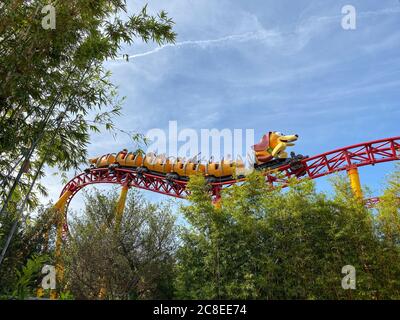 Orlando, FL/USA-11/27/19: Slinky Dog Dash Achterbahnfahrt im Hollywood Studios Park in Walt Disney World in Orlando, FL. Stockfoto