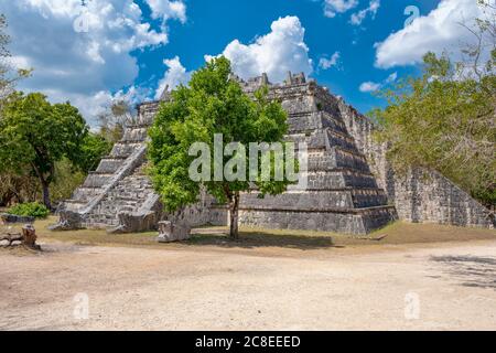 Alte Pyramide im Dschungel in der alten maya-Stadt Chichen Itza in Mexiko Stockfoto