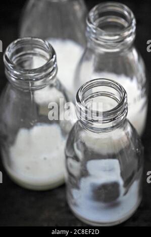 Vier gebrauchte Glas Schulmilchflaschen Stockfoto