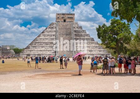 Touristen neben der Pyramide von Kukulkan an einem schönen Tag in der alten maya-Stadt Chichen Itza in Mexiko Stockfoto