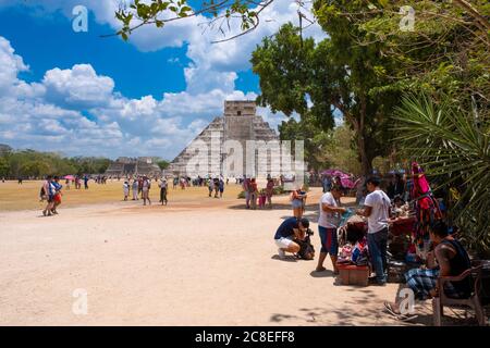 Touristen neben der Pyramide von Kukulkan an einem schönen Tag in der alten maya-Stadt Chichen Itza in Mexiko Stockfoto