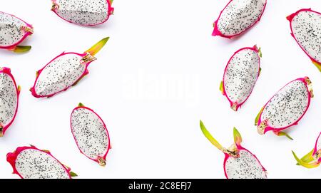 Drachenfrucht Scheiben, pitaya isoliert auf weißem Hintergrund. Köstliche tropische exotische Früchte Stockfoto