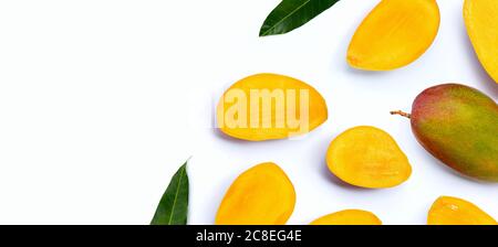 Tropische Früchte, Mango-Scheiben auf weißem Hintergrund. Draufsicht Stockfoto