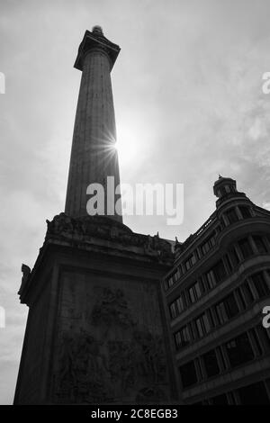 Silhouette des Monuments zum großen Feuer von London 1666 mit Starburst Sun in schwarz-weiß Schuss. Stockfoto