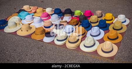 Verkauf von Hüten an der französischen Riviera Stockfoto