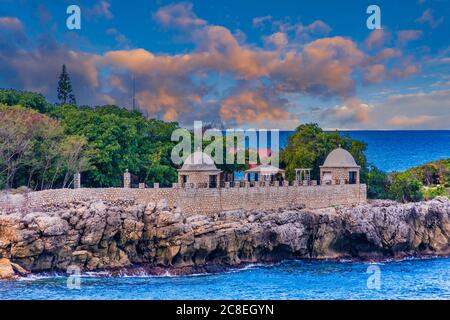 Steinmauer über Meer bei Dämmerung Stockfoto