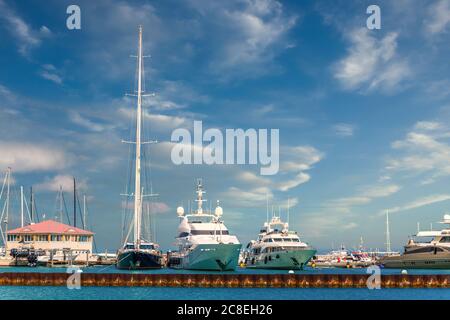 Yachten und Segelboote in Marigot Marina Stockfoto
