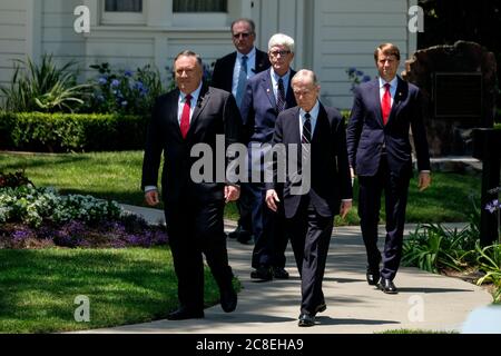23. Juli 2020, Los Angeles, Kalifornien, USA: US-Außenminister Mike Pompeo, links, spaziert mit Radio Talk Show-Moderator Hugh Hewitt, 3. Von links, ehemaliger kalifornischer Gouverneur. Pete Wilson, 2. Von rechts, und Christopher Nixon Cox, rechts, Enkel von Präsident Richard Nixon in Nixons Präsidentenbibliothek, um am 23. Juli 2020 in Yorba Linda, Kalifornien, eine Rede über das kommunistische China und die Zukunft der freien Welt zu halten. Die USA haben dem chinesischen Konsulat in Houston, Texas, angeordnet, dass es morgen schließen soll. Kredit: ZUMA Press, Inc./Alamy Live Nachrichten Stockfoto