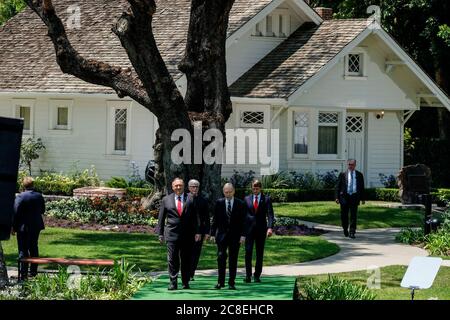 23. Juli 2020, Los Angeles, Kalifornien, USA: US-Außenminister Mike Pompeo, links, spaziert mit Radio Talk Show-Moderator Hugh Hewitt, 2. Von links, ehemaliger kalifornischer Gouverneur. Pete Wilson, 2. Von rechts, und Christopher Nixon Cox, rechts, Enkel von Präsident Richard Nixon in Nixons Präsidentenbibliothek, um am 23. Juli 2020 in Yorba Linda, Kalifornien, eine Rede über das kommunistische China und die Zukunft der freien Welt zu halten. Die USA haben dem chinesischen Konsulat in Houston, Texas, angeordnet, dass es morgen schließen soll. Kredit: ZUMA Press, Inc./Alamy Live Nachrichten Stockfoto