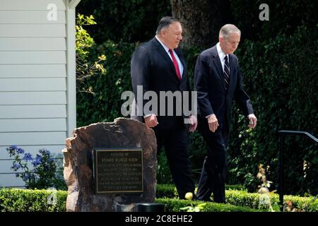 23. Juli 2020, Los Angeles, Kalifornien, USA: US-Außenminister Mike Pompeo, links, geht mit dem ehemaligen kalifornischen Gouverneur. Pete Wilson aus dem Kinderheim und jetzt Präsidentenbibliothek von Richard Nixon, um eine Rede über das kommunistische China und die Zukunft der freien Welt am 23. Juli 2020 in Yorba Linda, Kalifornien, zu halten. Die USA haben dem chinesischen Konsulat in Houston, Texas, angeordnet, dass es morgen schließen soll. Kredit: ZUMA Press, Inc./Alamy Live Nachrichten Stockfoto