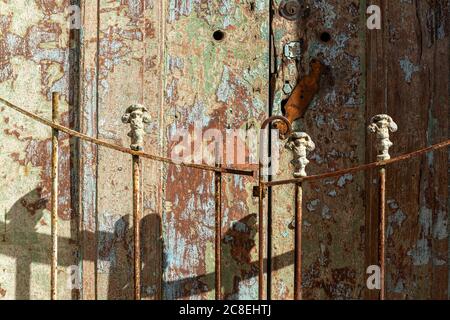 Sao Luiz, Maranhao. Alte Fassade der Gebäude im historischen Zentrum, mit Fenstern, Türen und Fliesen aus der brasilianischen Kolonialzeit. Stockfoto
