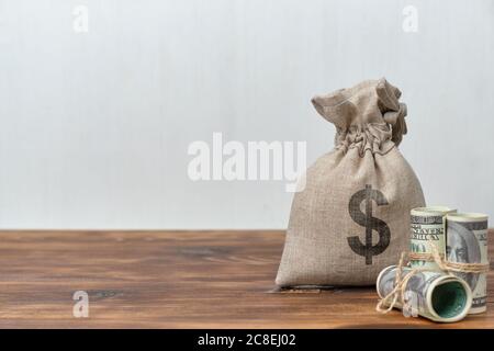 Geldbeutel auf weißem Hintergrund mit Kopierplatz. Stockfoto
