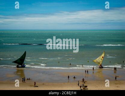 Zwei traditionelle brasilianische Boote namens jangada in Aracati, Ceara, Brasilien Stockfoto