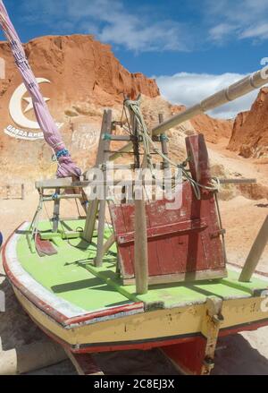 Traditionelles Boot namens jangada in Canoa Quebrada, Ceara, Brasilien Stockfoto