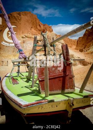 Schönes traditionelles Boot namens jangada in Canoa Quebrada, Ceara, Brasilien Stockfoto