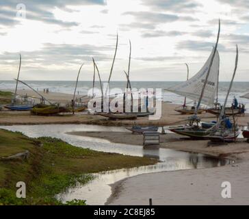 Schöne traditionelle Boote in Brasilien genannt jangada in Sonnenuntergang Stockfoto