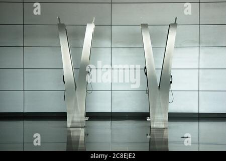 Telefonkiosk und Telefonzelle in Aluminium und Edelstahl modernes Design, Hamad International Airport, Doha, Katar. Stockfoto