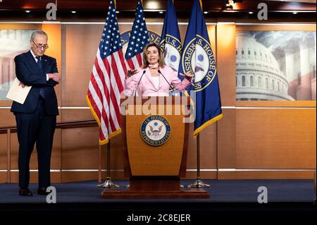 Die Sprecherin des Hauses Nancy Pelosi (D-CA) spricht neben dem Minderheitsführer des US-Senats Chuck Schumer (D-NY) während ihrer wöchentlichen Pressekonferenz. Stockfoto