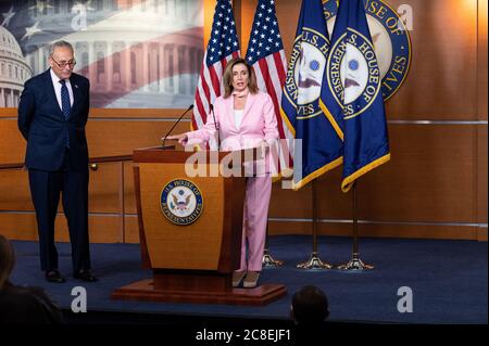 Die Sprecherin des Hauses Nancy Pelosi (D-CA) spricht neben dem Minderheitsführer des US-Senats Chuck Schumer (D-NY) während ihrer wöchentlichen Pressekonferenz. Stockfoto