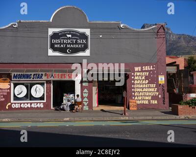 Schilder und Ladenbesitzer aktualisieren die Beschilderung des Shops an einem sonnigen Tag in Woodstock, Kapstadt, Südafrika. Stockfoto