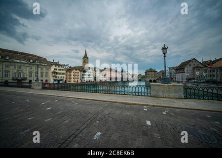 Die Brücken von Zürich über die Limmat Stockfoto