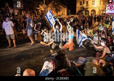 Jerusalem, Israel. Juli 2020. Israelis nehmen an einem Protest gegen den israelischen Ministerpräsidenten Benjamin Netanjahu in der Nähe seiner Residenz in Jerusalem Teil. Netanjahu wurde in mehreren Fällen wegen Bestechung, Betrug und Vertrauensbruch angeklagt, aber alle Anklagepunkte werden abgelehnt. Quelle: Ilia Yefimovich/dpa/Alamy Live News Stockfoto