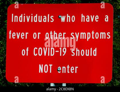 Ein Schild erinnert Besucher daran, den Bayfront Park nicht zu betreten, wenn COVID-19 Symptome auftreten, 22. Juli 2020, in Mobile, Alabama. Stockfoto