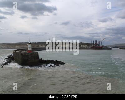 Leuchtturm am Ende der ths Hafenmauer im Hafen von Laboe, East Sussex, England, UK, von Bord aus die Sieben Schwestern Fähre nach Dieppe genommen Stockfoto