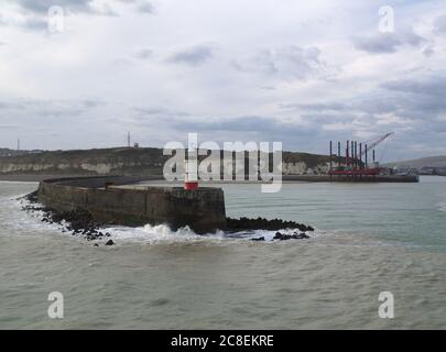 Leuchtturm am Ende der ths Hafenmauer im Hafen von Laboe, East Sussex, England, UK, von Bord aus die Sieben Schwestern Fähre nach Dieppe genommen Stockfoto