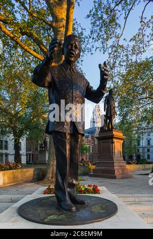 England, London, Westminster, Parliament Square, Nelson Mandela Statue Stockfoto