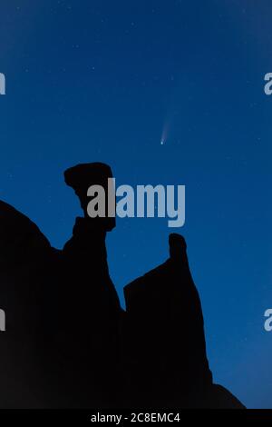 Komet Neowise über dem Nefertiti Rock in der Park Avenue im Arches National Park in der Nähe von Moab, Utah. Stockfoto