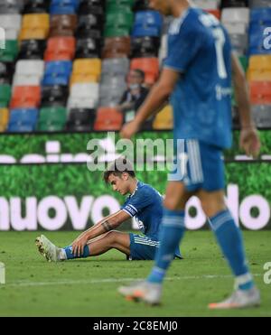 Udine, Italien. Juli 2020. Paulo Dybala (L) des FC Juventus reagiert nach dem Fußballspiel Serie A zwischen Udinese und FC Juventus in Udine, Italien, 23. Juli 2020. Quelle: Xinhua/Alamy Live News Stockfoto