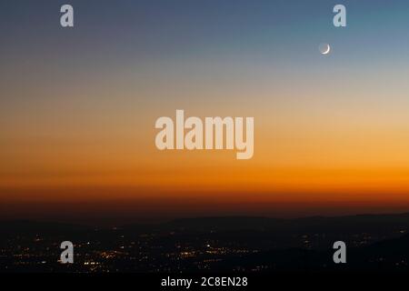 Nachtaufnahmen aus Portugal, Santuário de São Mamede. Póvoa de Lanhoso bei Sonnenuntergang. Sonnenuntergang Landschaft Foto mit orangenen Himmel, goldene Stunde. Stockfoto