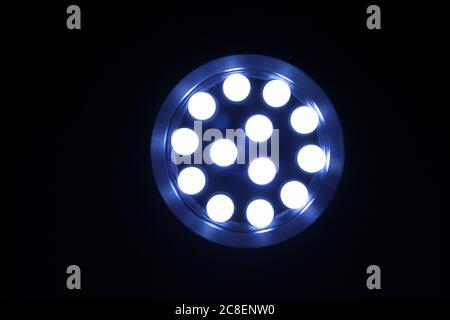 Blick auf eine beleuchtete LED-Taschenlampe Stockfoto