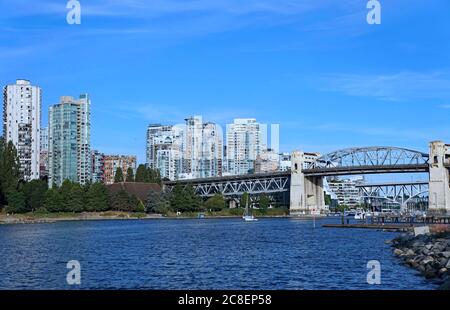 Skyline von Vancouver am Wasser mit Burrard Street Bridge Stockfoto