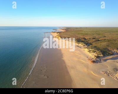 Malerischer Panoramablick auf die abgelegene Küste in der Nähe von Broome, Westaustralien, mit Meeresstrand, Klippen, Outback-Landschaft, sonnigem blauen Himmel und Horizont als Kopie Stockfoto