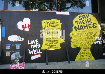 West Hollywood, Kalifornien, USA 23. Juli 2020 EIN allgemeiner Blick auf die Atmosphäre der Schwarzen Leben Materie Street Art am 23. Juli 2020 in West Hollywood, Kalifornien, USA. Foto von Barry King/Alamy Live News Stockfoto