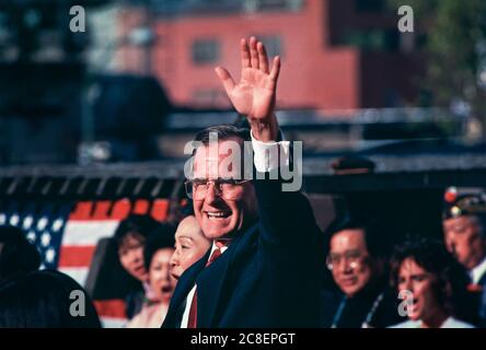 George Bush, George Herbert Walker Bush (1924-2018) in San Francisco Chinatown während seiner Präsidentschaftskampagne 1988. Republikaner, George H.W. Bush wurde der 41. Präsident der Vereinigten Staaten, 1989 bis 1993. Stockfoto