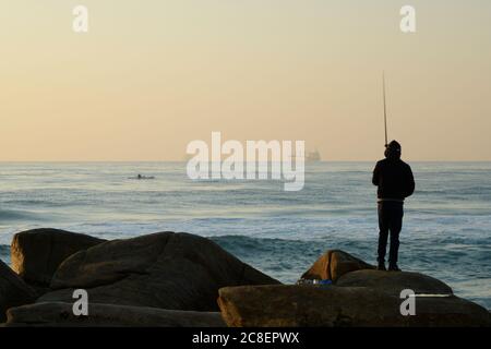 Landschaft, Durban, Südafrika, Silhouette, Fischer auf Felsen stehen, Umhlanga Rocks Strand, am Wasser, KwaZulu-Natal, Sonnenaufgang, Angeln, Hintergrund Stockfoto