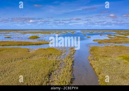 Luftaufnahme des Kanals Tidal Marschland National Park und UNESCO Weltkulturerbe Waddensea in der Provinz Groningen. Niederlande Stockfoto