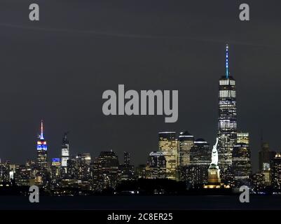 Bayonne, Usa. Juli 2020. Das Empire State Building ist nach Sonnenuntergang am Donnerstag, dem 23. Juli 2020 in Bayonne, New Jersey, in den Farben der New Yorker Mets beleuchtet. Foto von John Angelillo/UPI Kredit: UPI/Alamy Live Nachrichten Stockfoto