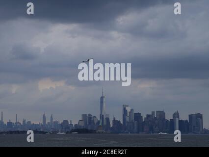 Bayonne, Usa. Juli 2020. Am Donnerstag, den 23. Juli 2020, ziehen Gewitterwolken über die Freiheitsstatue, das One World Trade Center und die Skyline von Manhattan, bevor es in Bayonne, New Jersey, untergeht. Foto von John Angelillo/UPI Kredit: UPI/Alamy Live Nachrichten Stockfoto